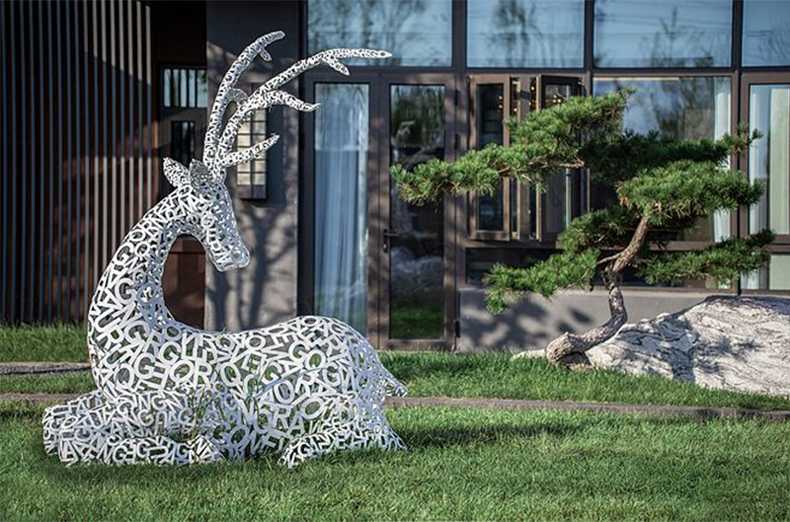 不銹鋼鹿，不銹鋼鏤空鹿，鏤空鹿景觀擺件，鏤空鹿雕塑，河北不銹鋼鹿廠家.jpg
