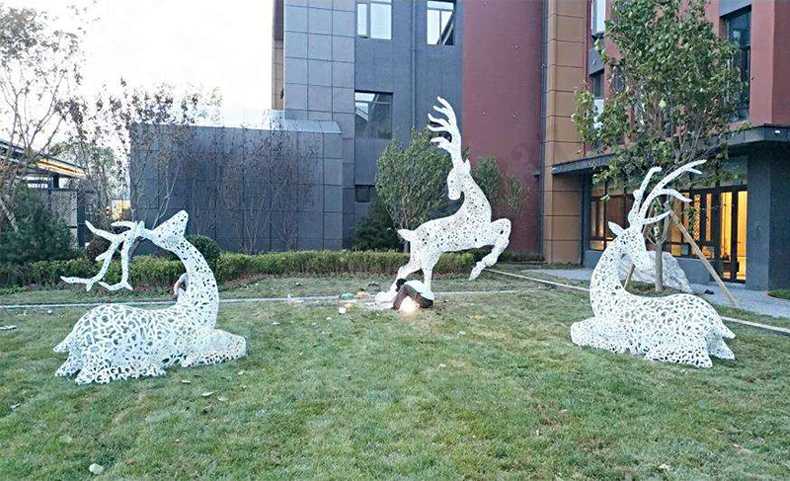 不銹鋼鹿，不銹鋼鏤空鹿，鏤空鹿景觀擺件，鏤空鹿雕塑，河北不銹鋼鹿廠家3.jpg