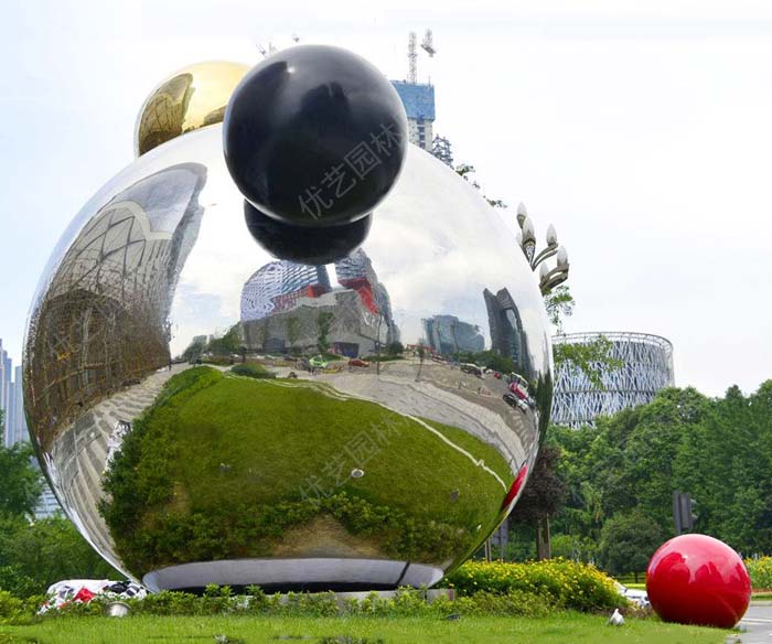 不銹鋼雕塑融入環境景觀之中